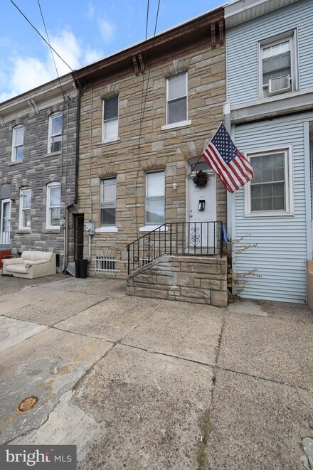 826 S 8th St, Camden, NJ 08103