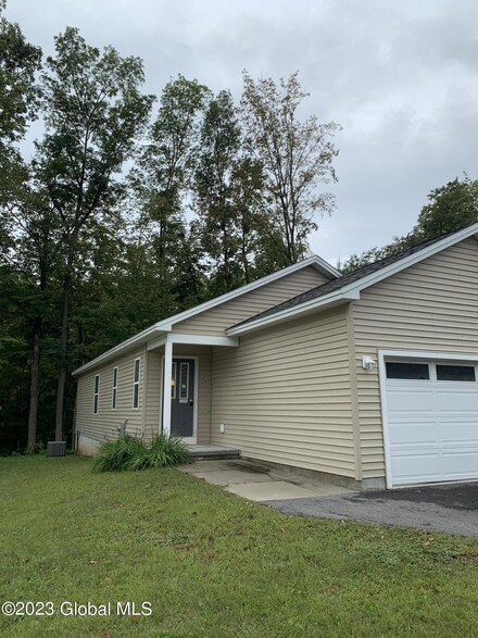 24 Parkview Ln, Glens Falls, NY 12801