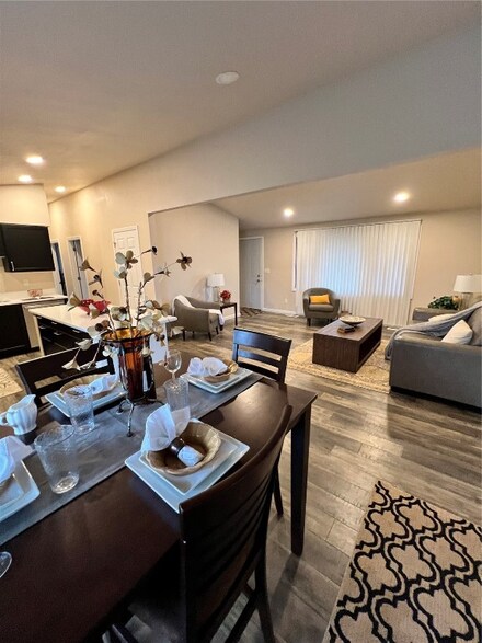 1074 Rainbow Blvd, Hiawatha, IA 52233