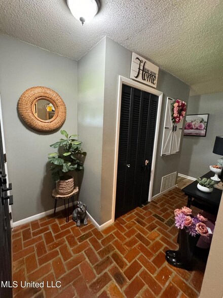 1310 Queen Park Cir, Ocean Springs, MS 39564