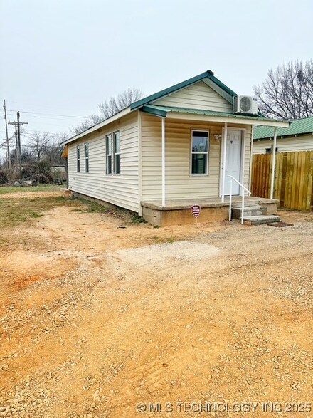 118 W Choctaw St, Holdenville, OK 74848