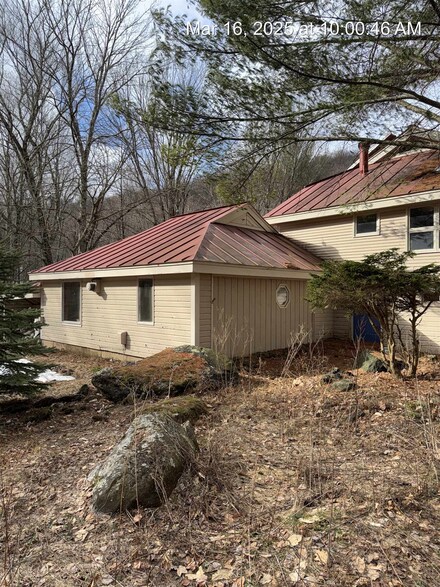 72 Mountain Rd, Middletown Springs, VT 05757