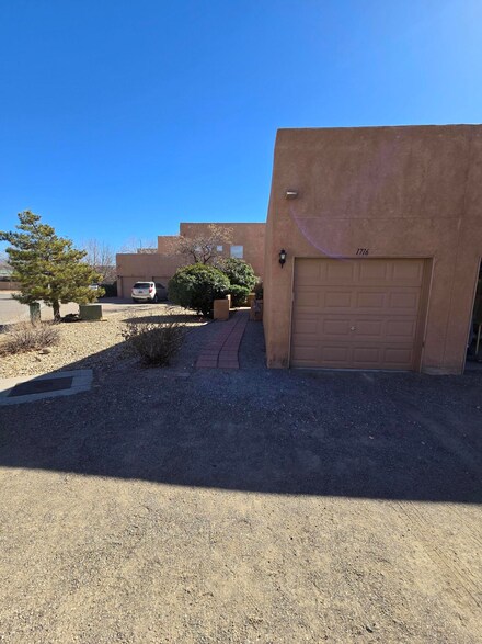 1716 Violetas Rd NW, Albuquerque, NM 87104