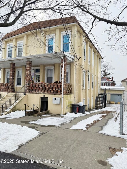 36 Arthur Ave, Staten Island, NY 10305