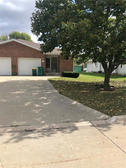 911 N 6th Avenue Cir, Winterset, IA 50273