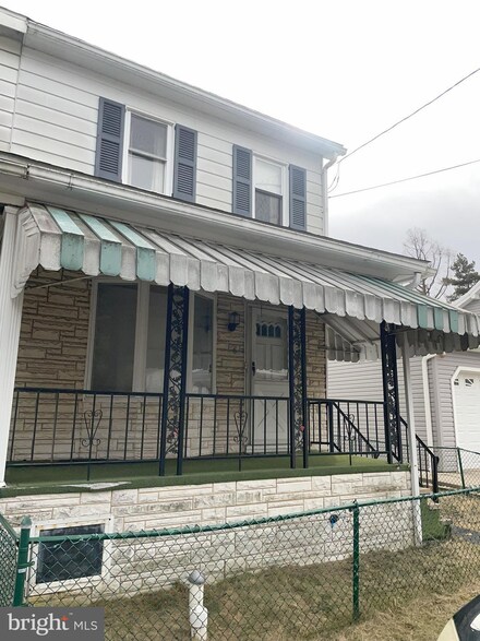 8 Walnut St, Delano, PA 18220