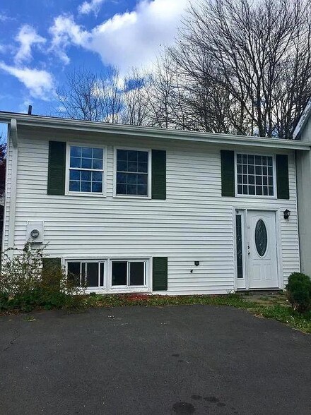 13 Laura Ln, Kiamesha Lake, NY 12751