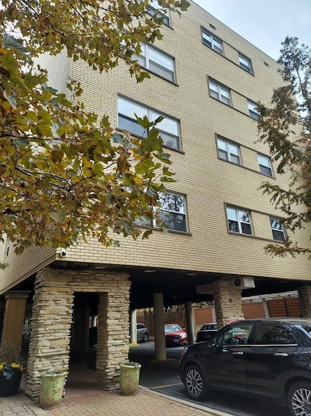 530 W Barry Ave Unit 4F, Chicago, IL 60657