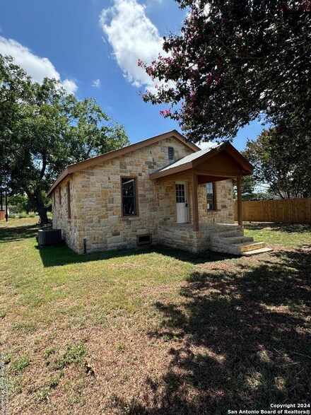504 State Highway 123 S, Stockdale, TX 78160