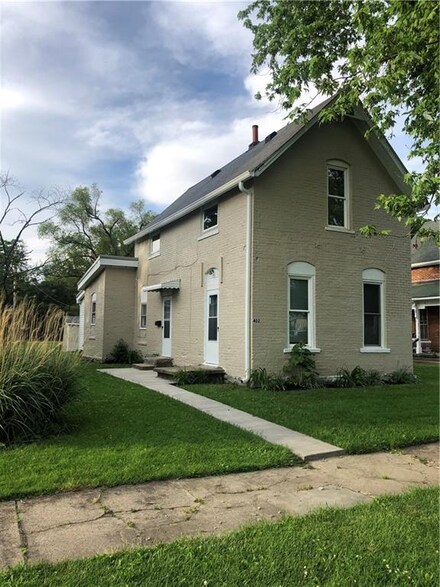 402 E 9th St, Rushville, IN 46173