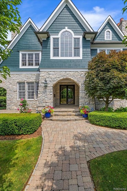 620 Lakeside Dr, Birmingham, MI 48009