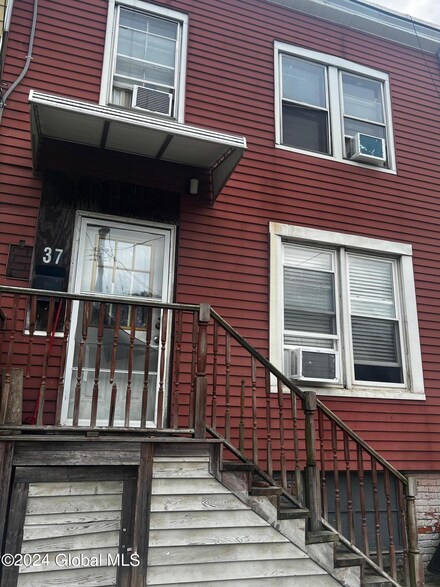 37 Nelson Ave, Rensselaer, NY 12144