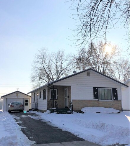 329 E Sharon St, Le Center, MN 56057