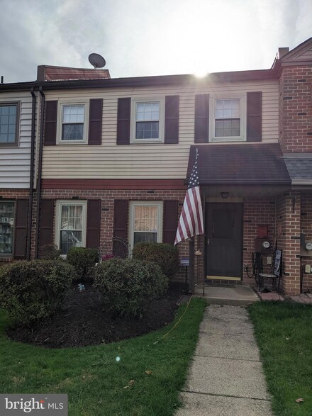 135 Garrison Ct, Langhorne, PA 19047