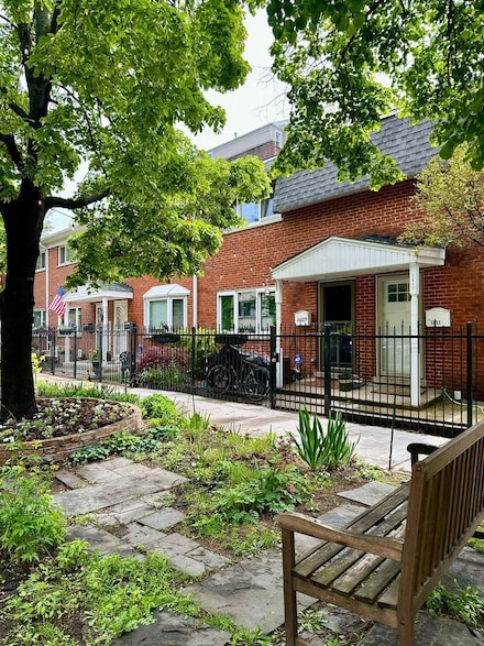 1609 W Sunnyside Ave, Chicago, IL 60640