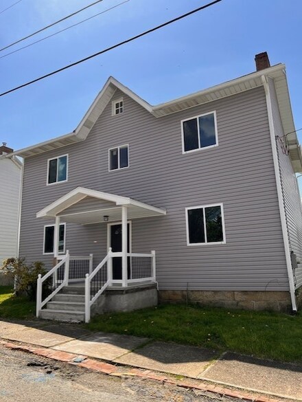 118 E Smithfield St, Mount Pleasant, PA 15666