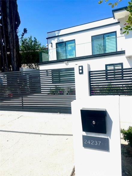 24237 Hatteras St, Woodland Hills, CA 91367