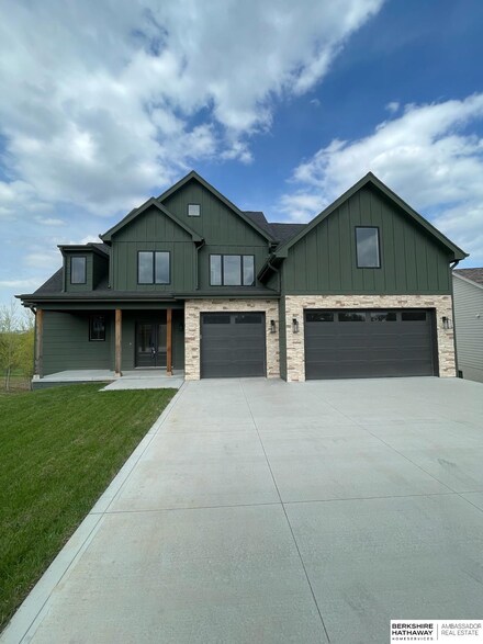 1782 Lake Ridge Dr, Plattsmouth, NE 68048