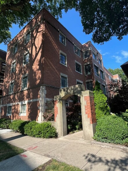 5527 S University Ave Unit 2W, Chicago, IL 60637