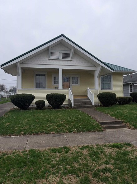 617 W 4th St, Bicknell, IN 47512