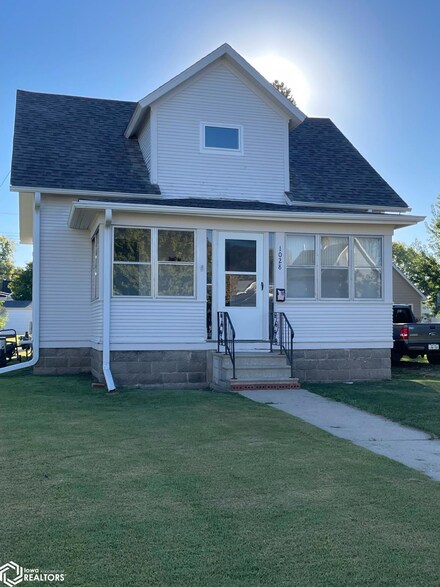 1028 Elm St, Grinnell, IA 50112