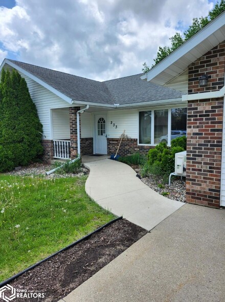 233 6th St SE, Waukon, IA 52172
