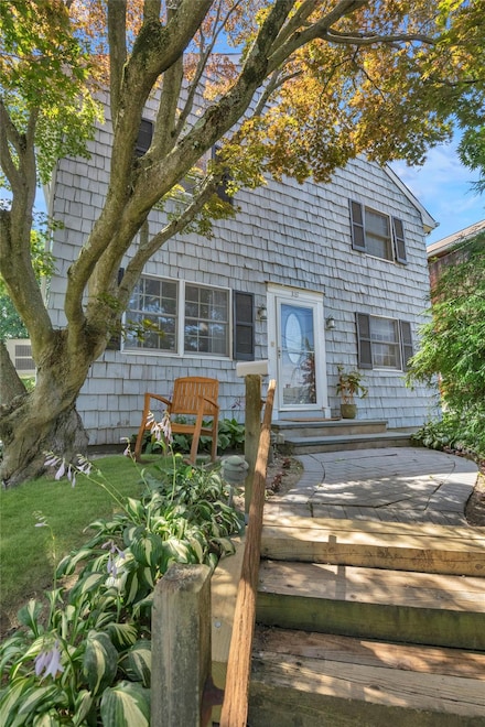 18 Neulist Ave, Port Washington, NY 11050