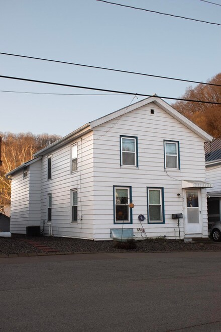 171 Valley St, Lansing, IA 52151