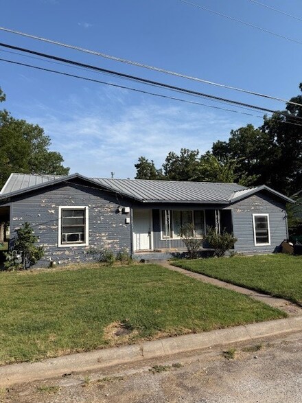 708 Cooper St, Bowie, TX 76230