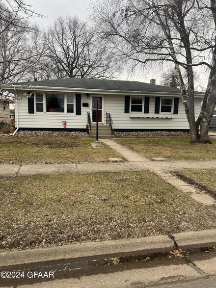 515 22nd Ave S, Grand Forks, ND 58201