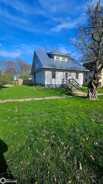 545 Garfield Ave, Farnhamville, IA 50538