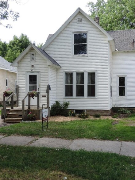 41 E 19th St, Holland, MI 49423