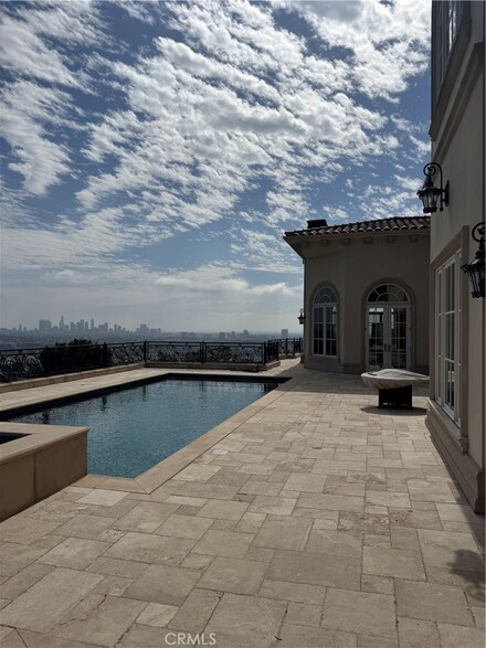 2025 E Live Oak Dr, Los Angeles, CA 90068
