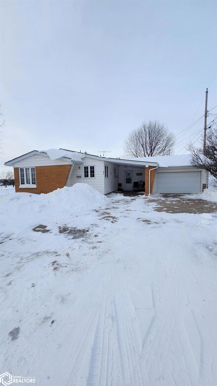 603 W 11th St, Tama, IA 52339