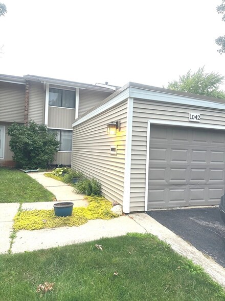 1042 Cascade Dr, Aurora, IL 60506