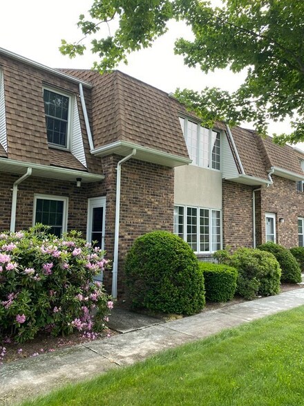 351 Main St Unit L, Easthampton, MA 01027