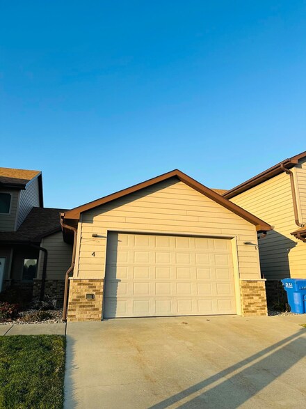1915 SE 10th #4 Ave, Aberdeen, SD 57401