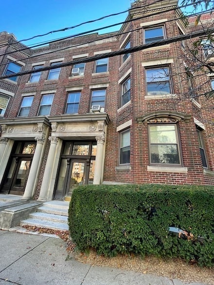 25 Stearns Rd Unit 4, Brookline, MA 02446