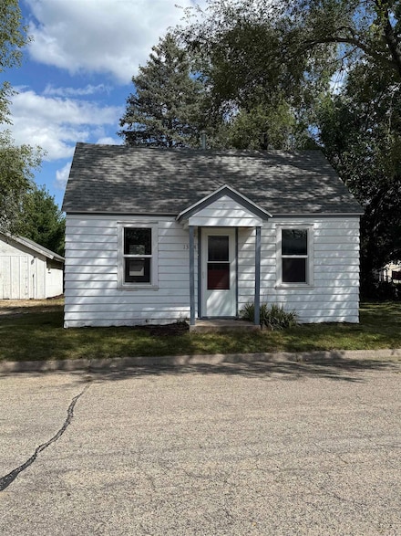 1304 S 11th St, Prairie Du Chien, WI 53821
