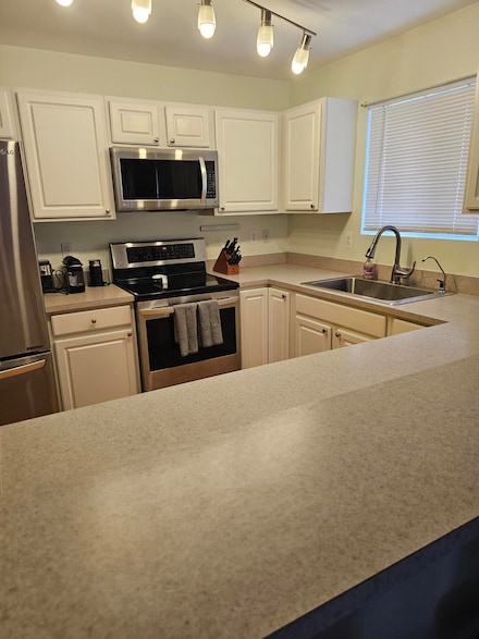 9073 Newport Way Unit 18, Livonia, MI 48150