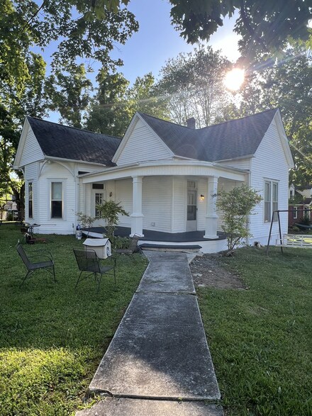 400 Murrell St, Dickson, TN 37055