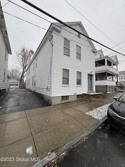 527 Hattie St, Schenectady, NY 12308