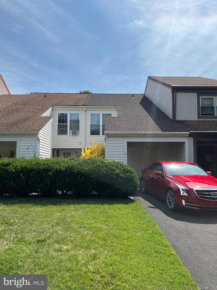 17 Barrel Stave Cir, Horsham, PA 19044