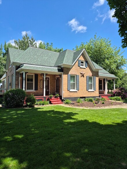 123 W Maple St, Franklin Grove, IL 61031