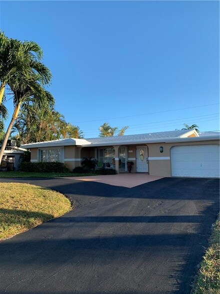 2730 NE 53rd St, Lighthouse Point, FL 33064