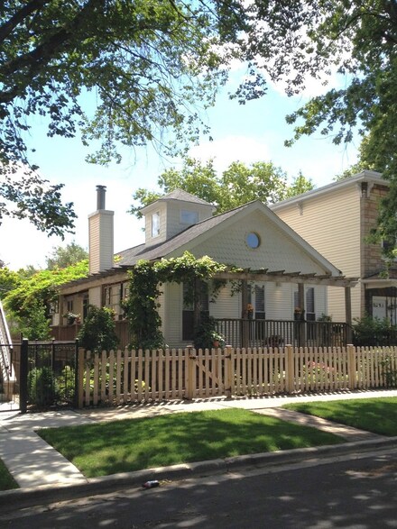 2207 N Maplewood Ave, Chicago, IL 60647