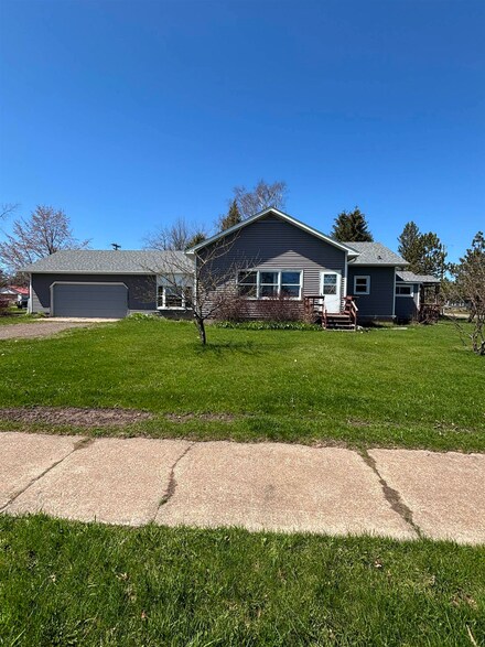 121 E Bayfield St, Washburn, WI 54891