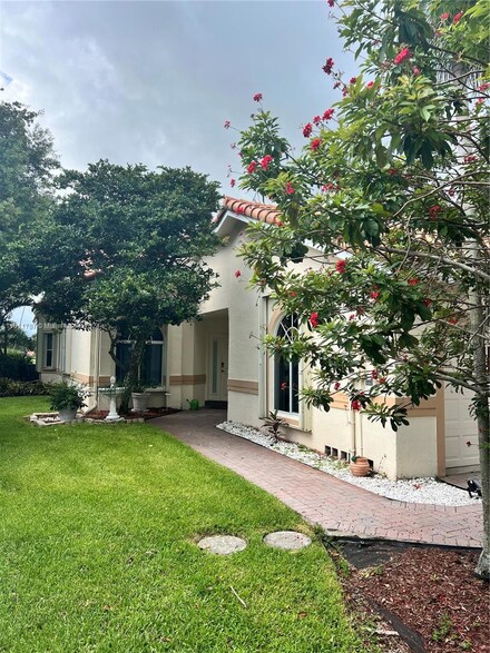 652 W Palm Aire Dr, Pompano Beach, FL 33069