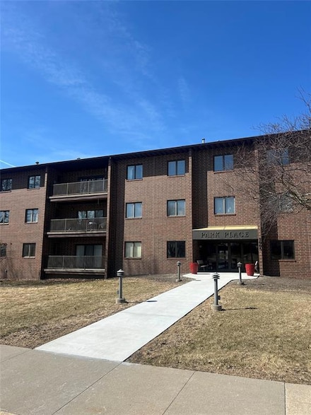 2005 Spring St Unit U103, Grinnell, IA 50112