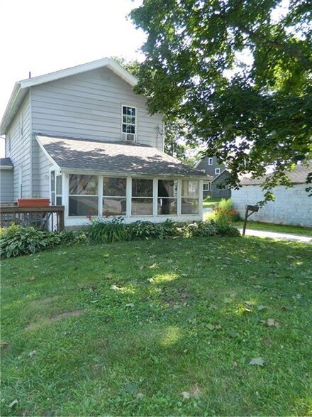 11 9th Alley, West Middlesex, PA 16159